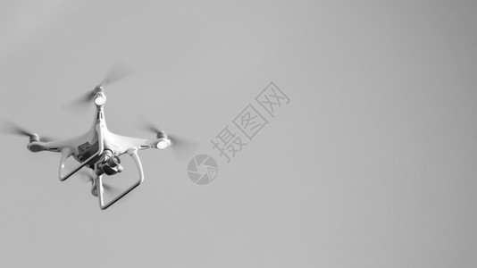 无人机在空中徘徊飞航的采石机用于观察和空中摄影的装置图片