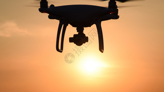日落背景下的无人飞机图片