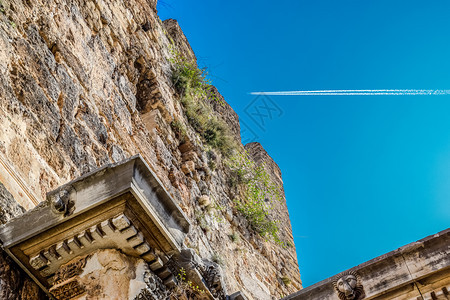 古代建筑的上空有飞机飞过的痕迹图片