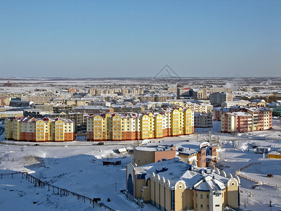 北部城市萨莱哈尔德单层房屋和多北极城市的冰霜日单层房屋图片