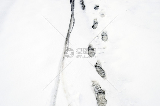 雪地里的人类脚印雪中的小路雪地里的人类脚印雪中的小路图片