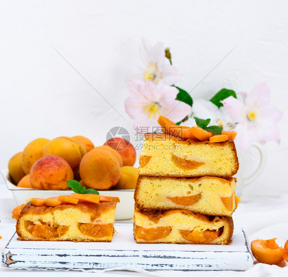 白木桌上有杏子的饼干馅烤平方片图片