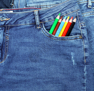 蓝色牛仔裤前口袋的多彩木铅笔图片