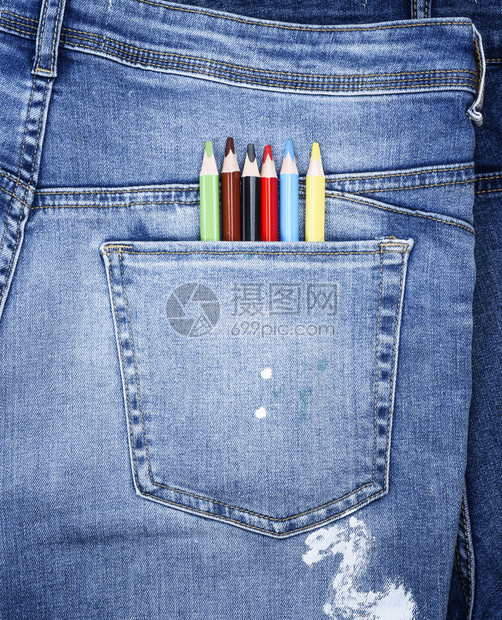 蓝色牛仔裤后口袋的木色铅笔关闭图片