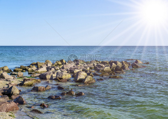 乌克兰铁港村在阳光明媚的夏日以大石头看待黑海图片