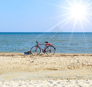 夏日旧红色自行车在海上站立图片