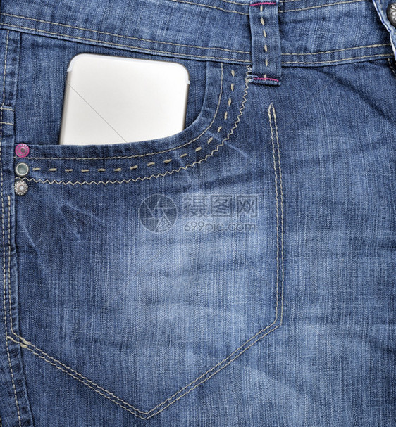 蓝牛仔裤前口袋的智能手机全框图片