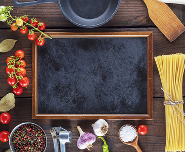 黑色空框和在棕色木制桌面上烹饪意的成分复制空间图片