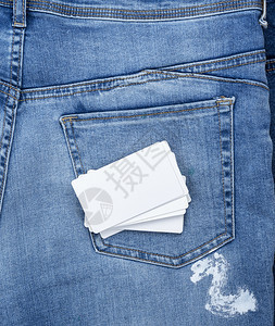 蓝色牛仔裤后口袋的白空名片堆叠图片