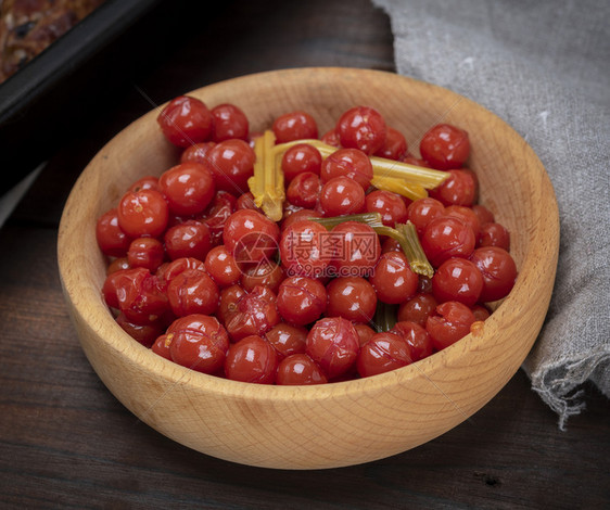 木碗里的咸菜红樱桃西番茄关门图片