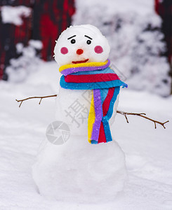 滑的雪人带着多彩的围巾和悲伤脸关上图片