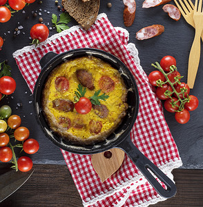 餐桌上有西红柿和香肠传统早餐煎蛋卷顶层风景图片