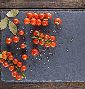 黑石墨板上的红樱桃西柿图片