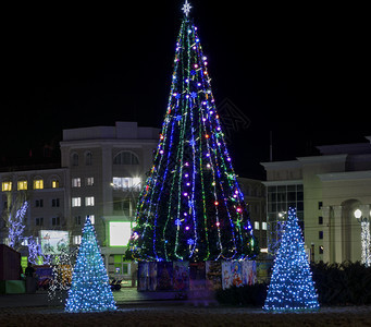 乌克兰赫尔森市夜里有圣诞树的城市广场图片