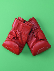 绿色背景的红运动拳击手套最高视野图片