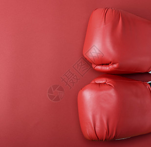 一对红色皮革拳击手套红色背景复制空间图片