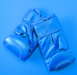 蓝色背景的新运动拳击手套顶视背景图片