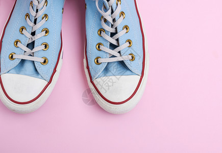 粉红色背景顶视图上的白色鞋带图片
