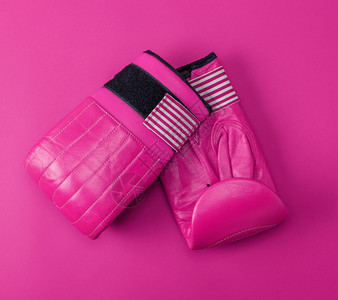 粉红背景的色运动拳击手套顶视图片