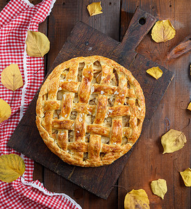 在棕色木板上烤整个圆苹果派泡芙糕饼顶层风景图片