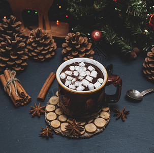 棕色陶瓷杯带有热巧克力和白色棉花糖顶视图图片