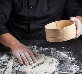 厨师准备白面粉的在你手中圆木纸筛子图片
