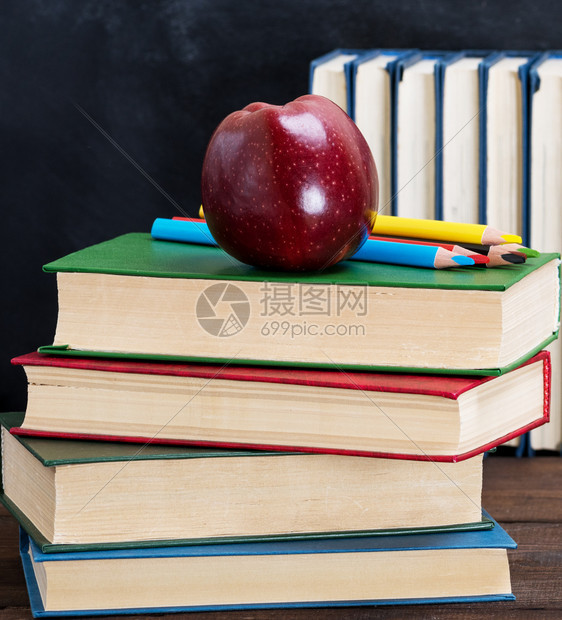 熟的红苹果躺在一堆书上抽象背景回到学校图片