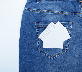 蓝色牛仔裤后口袋的白空名片堆叠图片