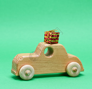 绿色背景的木制儿童汽车复空间图片