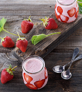 顶部视图健康食物草莓奶昔图片