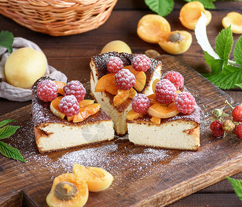 棕色木制板上加果莓和杏子的馅饼关闭图片