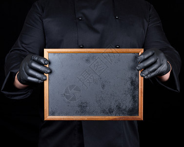穿黑色制服和乳胶手套的厨师佩戴空木框间图片