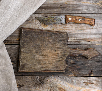 古老的木制厨房板和古老的刀子灰色木制背景顶视图片