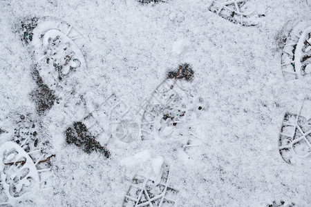 白雪上的鞋子痕迹顶部视图完整框架图片