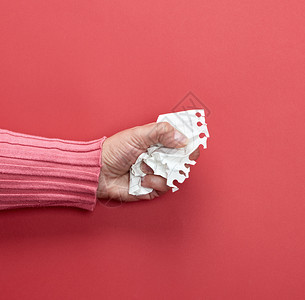 女手握白色折叠纸复制空间图片