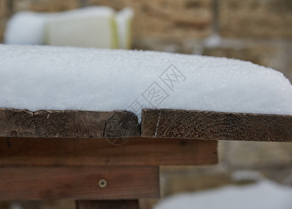 木桌上的白雪关图片