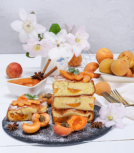 海绵蛋糕黑石墨板上鲜果子和杏饼干黑石墨板海绵蛋糕图片
