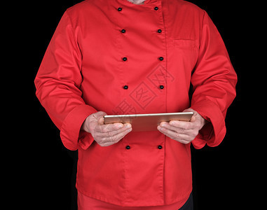 穿着红制服的厨师手握电子平板脑黑色背景图片