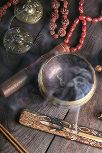 铜歌碗棕色桌上的木棍烧香图片