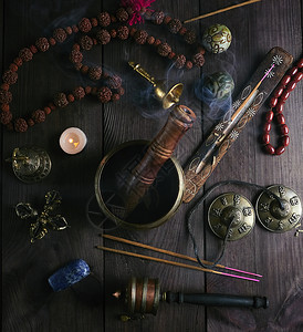 首观歌碗祈祷珠鼓石球和其他藏族宗教物体用于在棕色木本底进行默思和替代药物图片