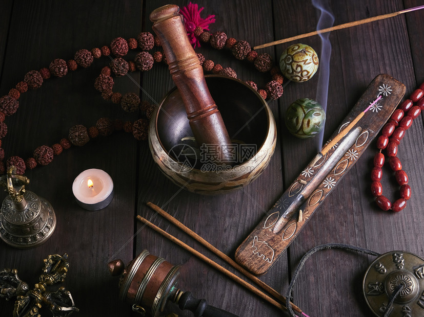 铜歌碗祈祷珠鼓石球和其他藏族宗教用具于木制冥想和替代药物图片