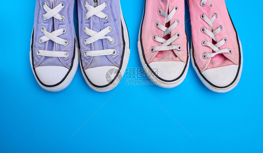 蓝色背景的两对旧纺织品鞋底部空位图片