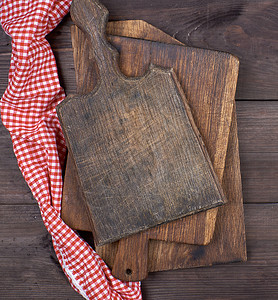 旧木制厨房切板和棕色桌子上的红毛巾从到下图片