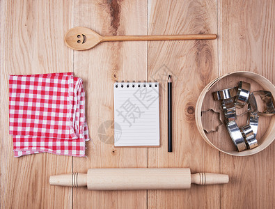 线条和木制厨房附件食谱概念中的空开笔记本图片