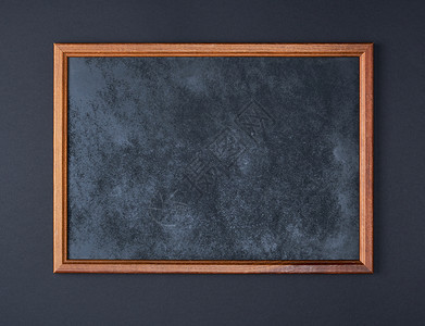 黑色背景上的木形空粉笔板图片