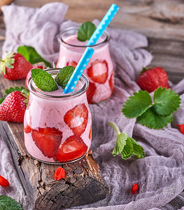 玻璃罐里含新鲜草莓和酸奶图片