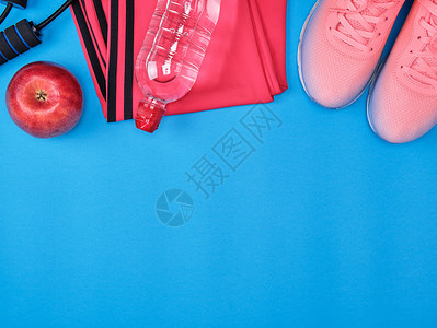 带鞋运动蓝背景顶视图复制空间的运动服和粉色鞋图片
