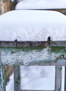 白雪在街上的木制桌子白天图片