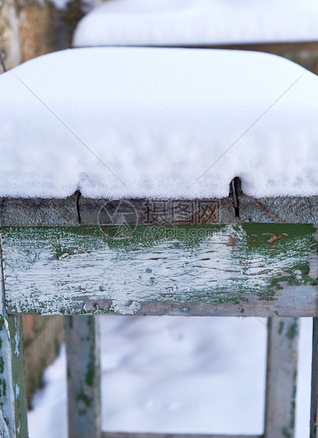 白雪在街上的木制桌子白天图片