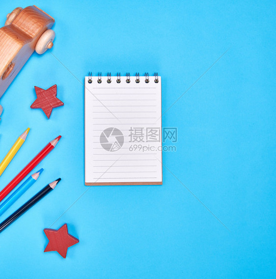 笔记本上面有一行白纸和蓝色背景的多彩木铅笔图片